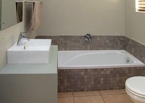 奢華平房 | 浴室 | 獨立浴缸和淋浴設備、免費盥洗用品、吹風機、毛巾