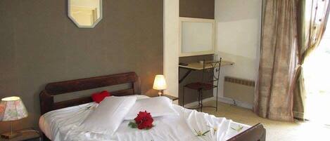 Espacio para trabajar con laptop y tabla de planchar con plancha