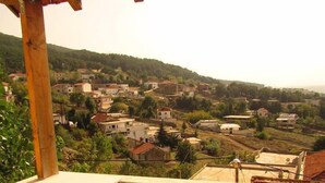 Un balcón con vistas a un pueblo.