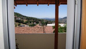 Un balcón con vistas a un pueblo y colinas.