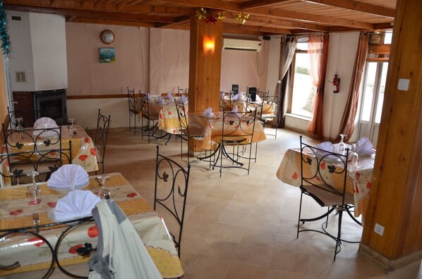 Café da manhã, almoço e jantar; culinária local