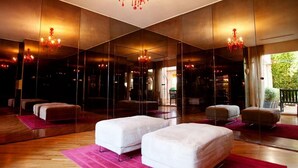 A modern hotel room with mirrored walls, two beds, a chandelier, and a view of the outdoors. - Magnificent high-rise penthouse in Barcelona (Barcelona)