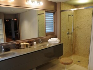 Bathtub, hair dryer, towels - Magnificent high-rise penthouse in Barcelona (Barcelona)