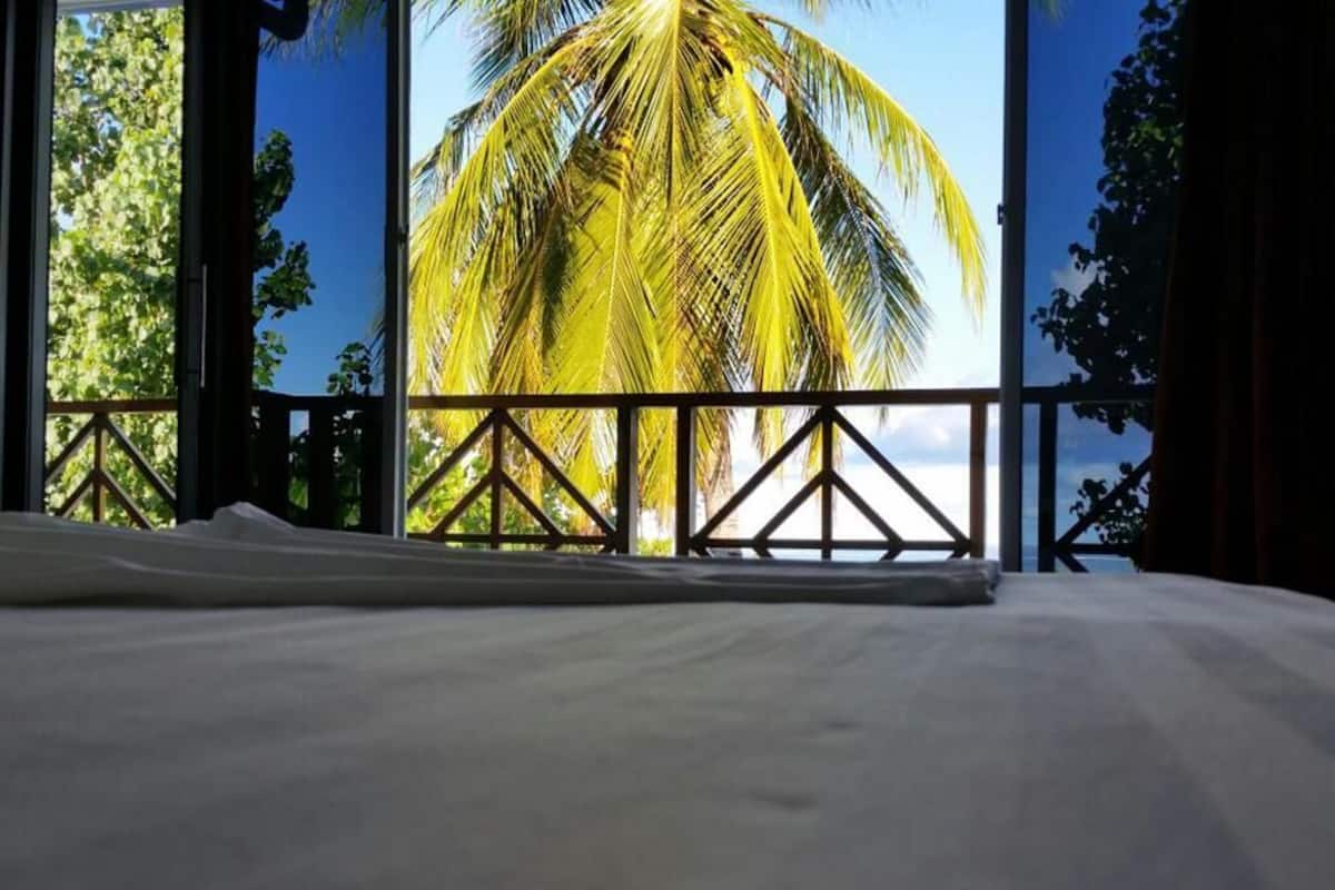 Quarto casal luxo, vista para o mar | Escrivaninha, espaço de trabalho para notebook, cortinas blackout