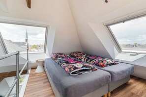 3 chambres, bureau, fer et planche à repasser, lit de bébé portatif