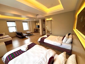 Chambre triple Standard | Literie de qualité, coffre-fort, décor unique, ameublement unique