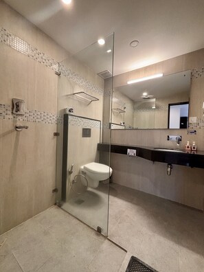 Standaard driepersoonskamer | Badkamer | Een douche, een regendouche,  milieuvriendelijk toiletgerief, pantoffels