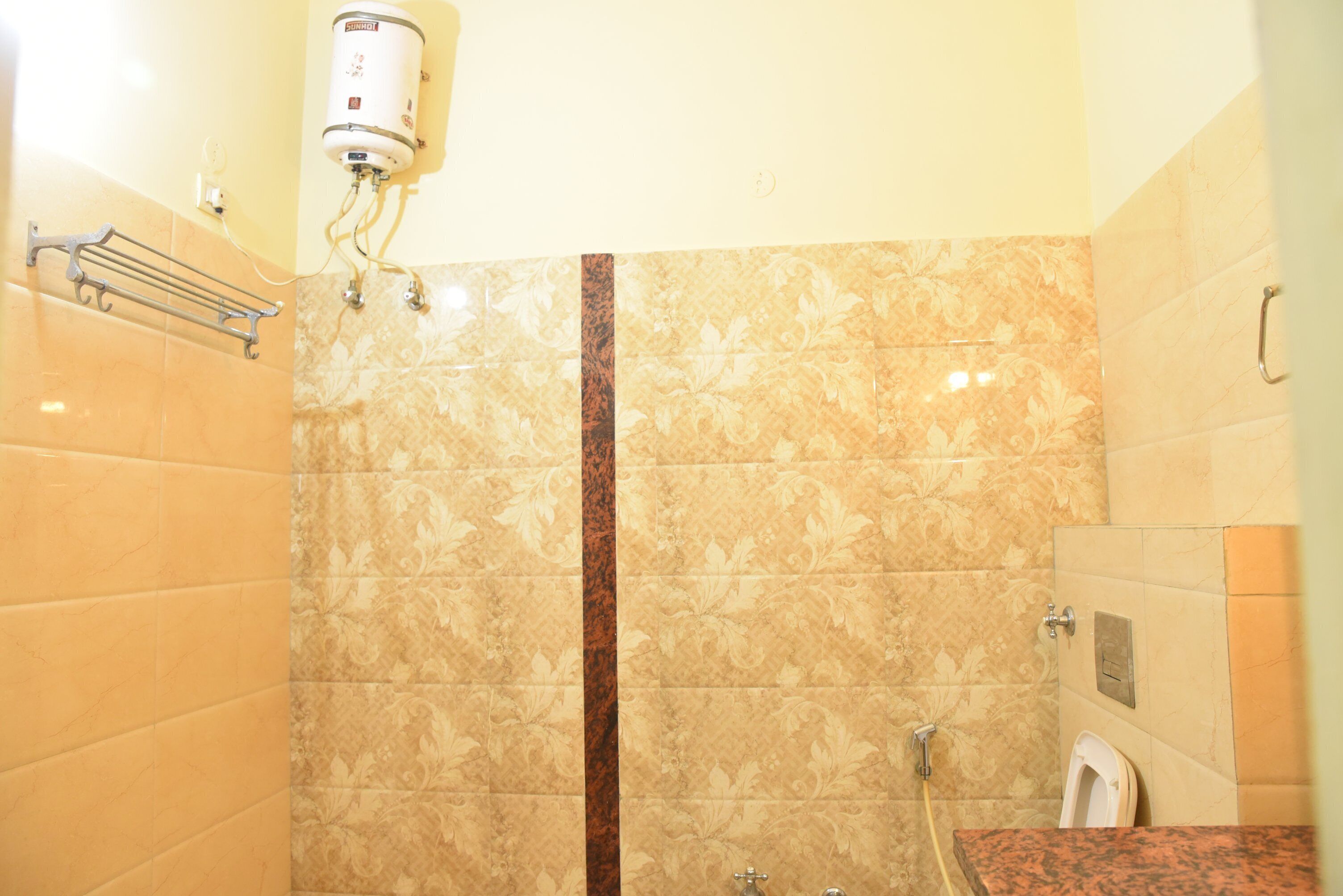 Un baño con ducha, inodoro y lavamanos.