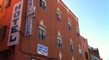 Facciata della struttura. Hôtel Essalam Hana