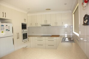 Full-size fridge, microwave, oven, stovetop - Beach Comber (Forster)