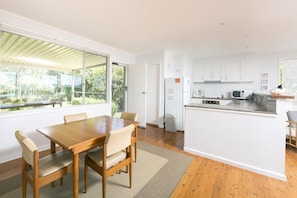 Full-size fridge, microwave, oven, stovetop