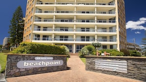 Un immeuble à plusieurs étages, sur lequel on peut lire l’inscription « beachpoint » et « 28, rue North ».