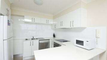 Room | Private kitchen | Full-sized fridge, microwave, oven, stovetop