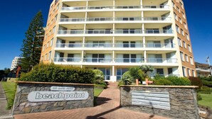 Ein mehrstöckiges Hotel mit einer Steinfassade, einem Schild mit der Aufschrift '28 North Street' und einem angelegten Eingangsbereich.