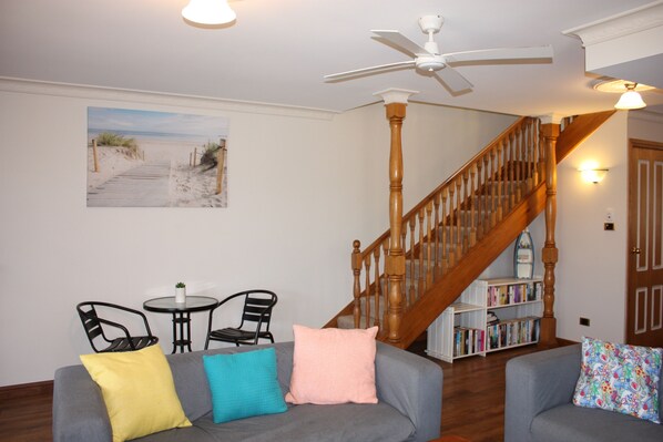 Huone | Oleskelualue | Televisio, DVD-soitin