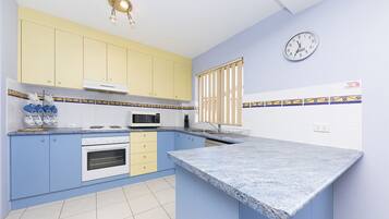 Room | Private kitchen | Full-sized fridge, microwave, oven, stovetop
