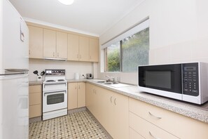 Refrigerador con freezer, microondas, horno, placa de cocina