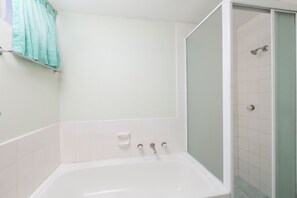 Room | Deep-soaking bathtub