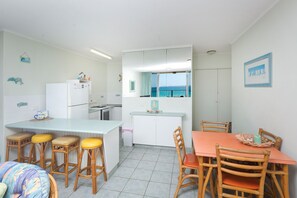 Room | In-room dining - Ebbtide Unit 07 (Forster)