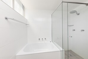 Room | Bathroom | Separate bathtub and shower, towels, toilet paper - Ebbtide Unit 17 (Forster)