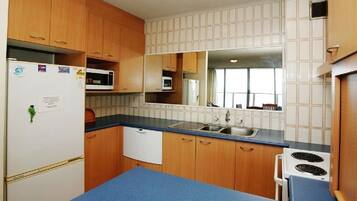 Room | Private kitchen | Full-size fridge, microwave, oven, stovetop