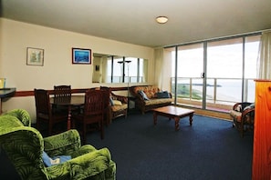 Room | In-room dining - Ebbtide Unit 33 (Forster)