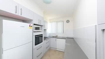 Room | Dapur peribadi | Peti sejuk/penyejuk beku saiz penuh, ketuhar gelombang mikro, ketuhar