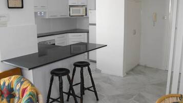 Room | Private kitchen | Full-sized fridge, microwave, oven, stovetop