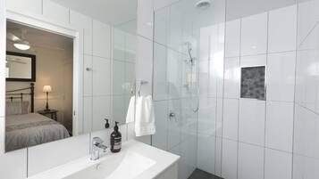 Kamar | Kamar mandi | Bathtub dan shower terpisah