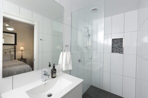 Room | Bathroom | Separate tub and shower - Fyne Shores (Forster)