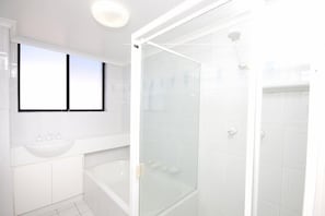 Zimmer | Badezimmer | Badewanne und Dusche (separat), Handtücher