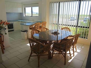 Room | In-room dining - Hi Surf Unit 2 (Forster)