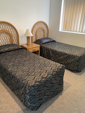 Room | 3 bedrooms, individually decorated, individually furnished - Hi Surf Unit 4 (Forster)