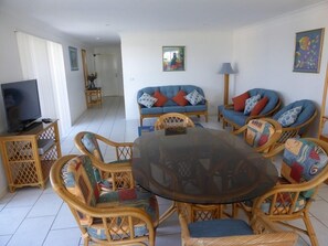 Room | In-room dining - Hi Surf Unit 4 (Forster)