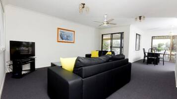 Room | Living room | Flat-screen TV, DVD player