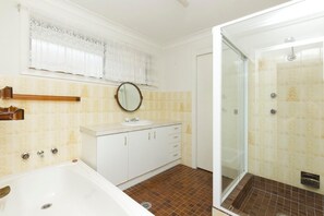 Room | Bathroom | Separate bathtub and shower - Lake House on Elouera (Forster)