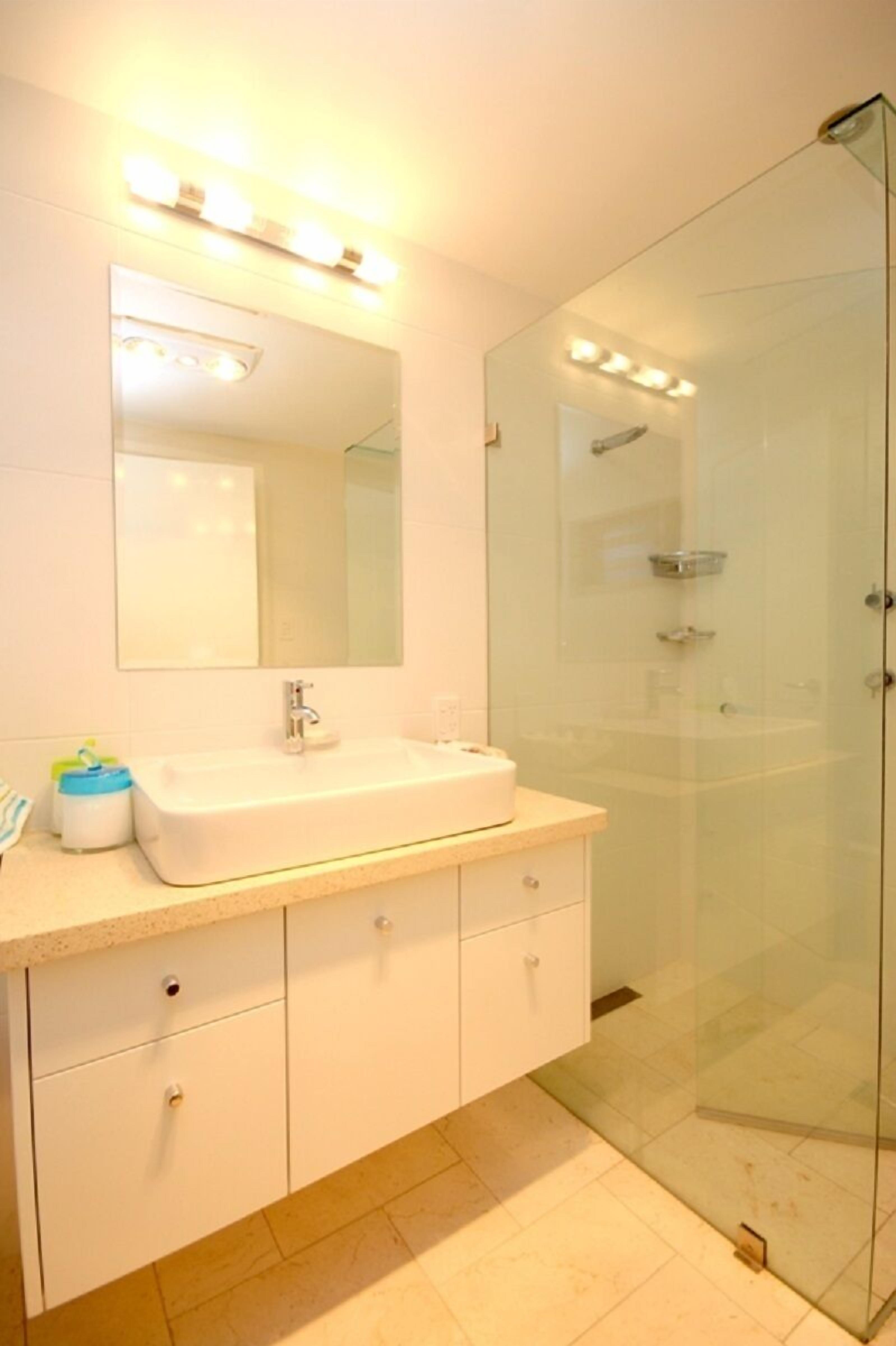 Kamar | Kamar mandi | Bathtub dan shower terpisah dan handuk