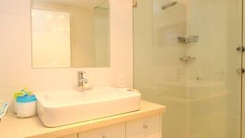 Kamar | Kamar mandi | Bathtub dan shower terpisah dan handuk