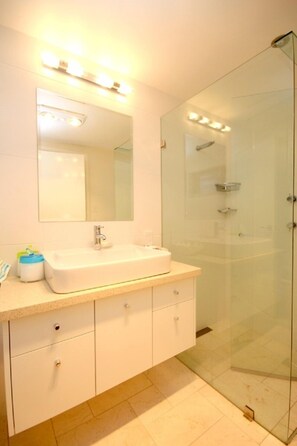 Room | Bathroom | Separate tub and shower, towels - Lorikeet 2 (Forster)