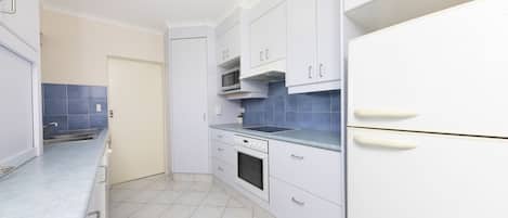 Room | Private kitchen | Full-size fridge, microwave, oven, stovetop