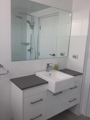 Room | Bathroom sink - Oceanic Unit 19 (Forster)