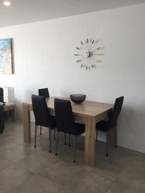 Room | In-room dining
