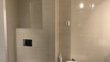 Apartment | Bathroom | Shower, hydromassage showerhead, hair dryer, towels