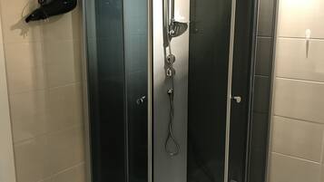 Apartment | Badezimmer | Dusche, Hydromassagedusche, Haartrockner, Handtücher