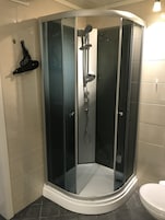 Ducha, cabezal de ducha con hidromasaje, secador de pelo, toallas