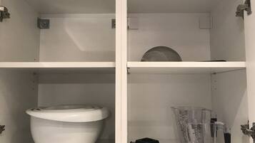 Apartment | Private kitchen | Full-sized fridge, microwave, oven, stovetop