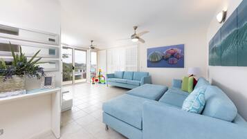 Room | Ruang tamu | TV skrin rata, pemain DVD