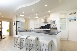 Refrigerador con freezer, microondas, horno, placa de cocina
