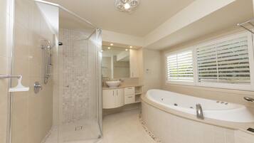 Kamar | Kamar mandi | Bathtub dan shower terpisah
