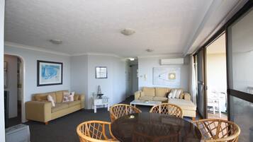 Room | In-room dining